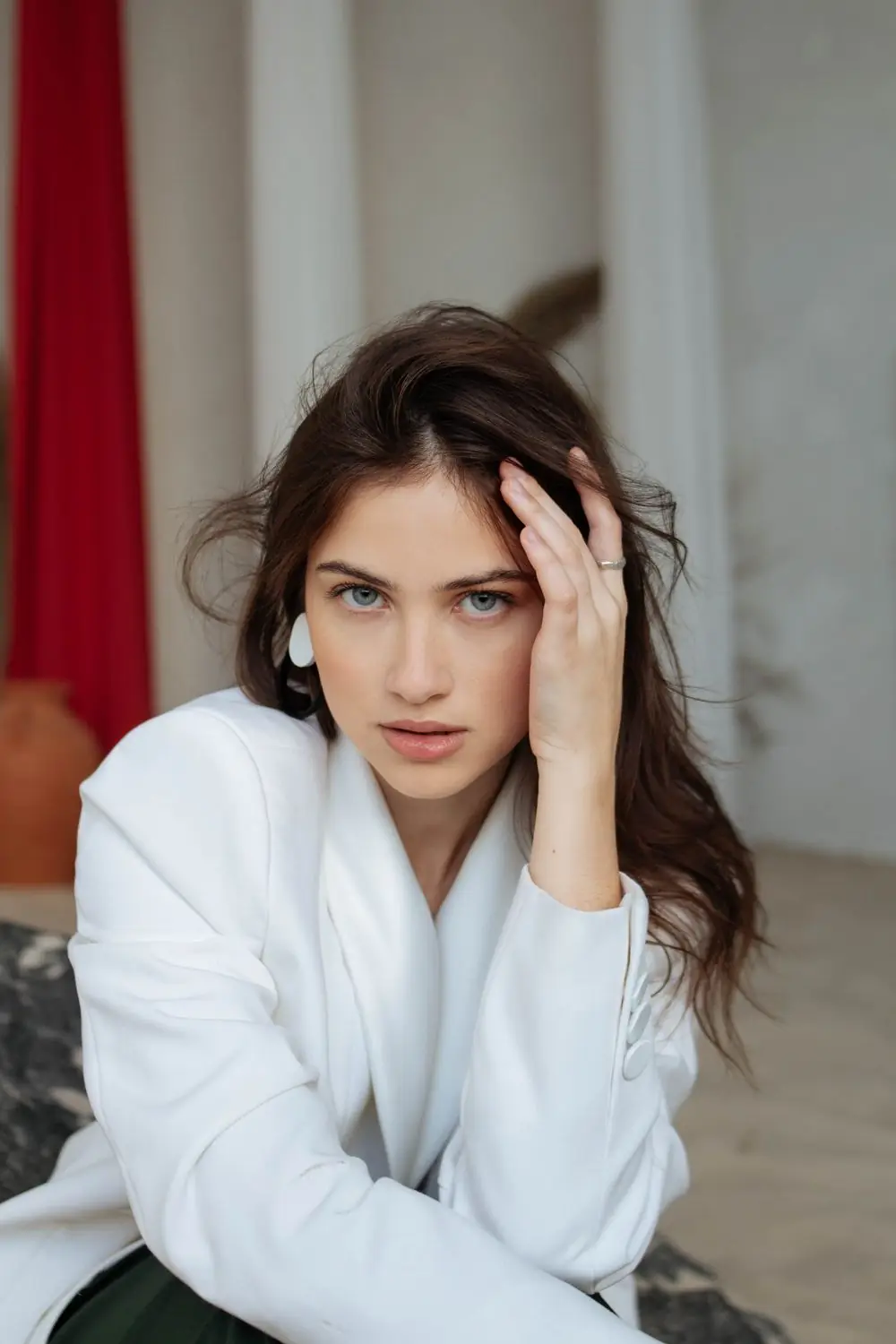 Portret kobiety w jasnym wnętrzu