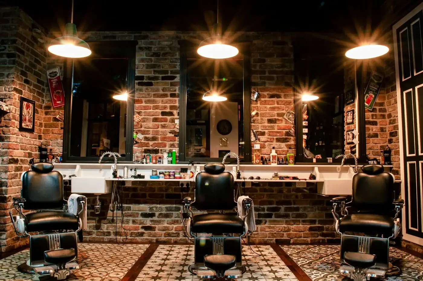 Wnętrze barbershopu z fotelami
