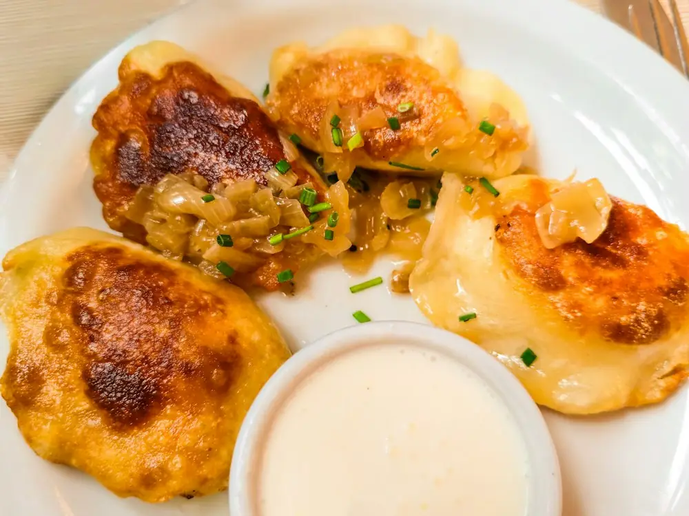 Pierogi z cebulką i śmietaną