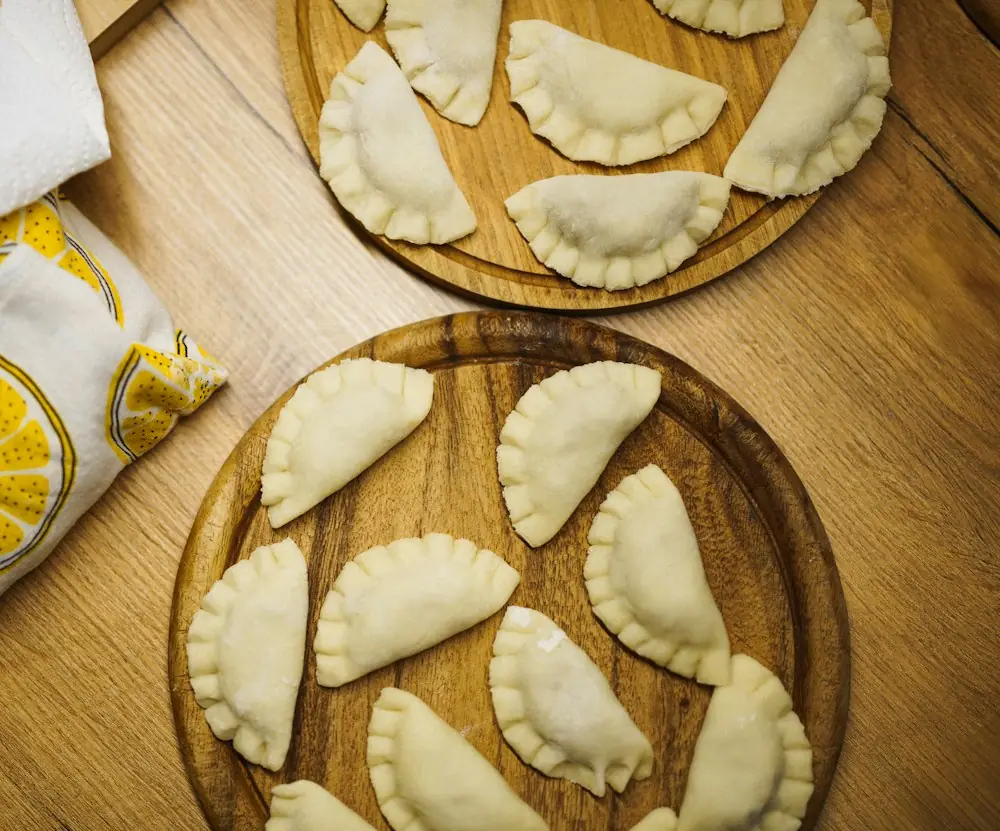 Surowe pierogi na deskach