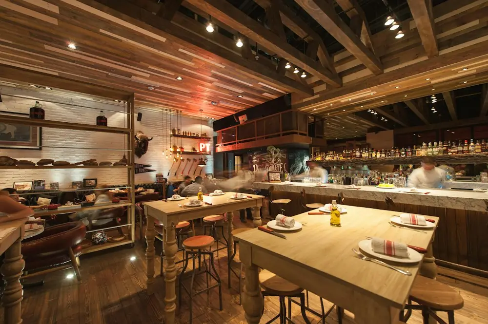 Sala bistro z drewnianymi stołami